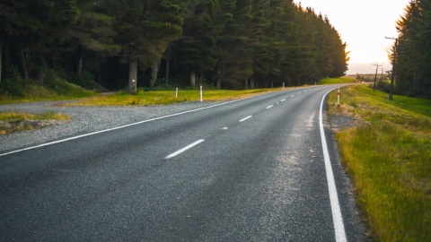 Pięć osób zginęło na regionalnych drogach, a trzy utonęły. Tragiczny bilans pierwszego weekendu wakacji
