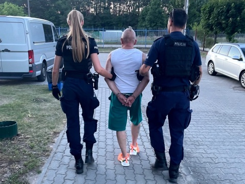 Policjant wypatrzył poszukiwanego na sklepowym parkingu, gdy po raz kolejny łamał prawo [zdjęcia, wideo]