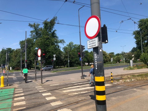 Bydgoscy drogowcy mają nowy sposób na kierowców, którzy mylą ulicę z torowiskiem