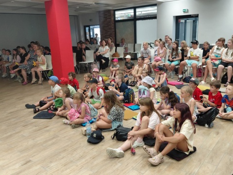 Proszę, przepraszam i dziękuję na deskach teatru. A teatr w bibliotece [zdjęcia]