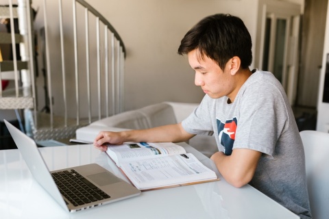 Kariera bez przeprowadzki. Studia online tam, gdzie toczy się życie [reklama]
