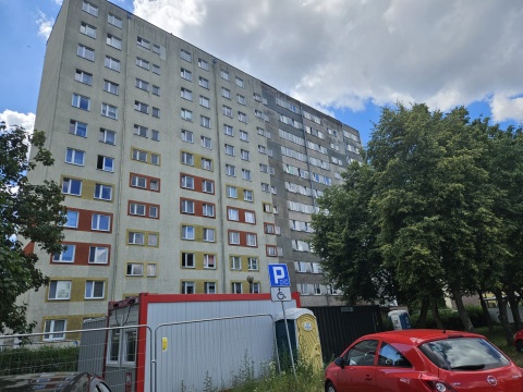 Wieżowiec przy Szosie Lubickiej w Toruniu przestanie straszyć. Rozpoczął się remont [zdjęcia]