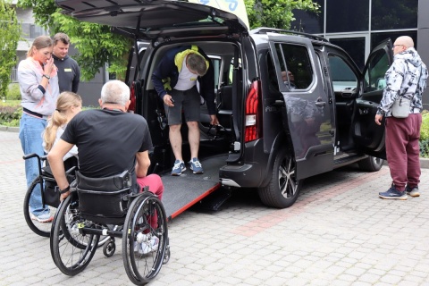 Samochód niekiedy jest niezbędny, by wydostać się z domu. Pokaz aut dla osób z niepełnosprawnościami
