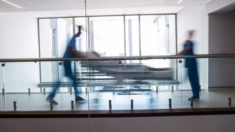 Media: Szpital w Mogilnie współpracował z neurochirurgami, którzy zarabiali nawet 26 tysięcy złotych na godzinę