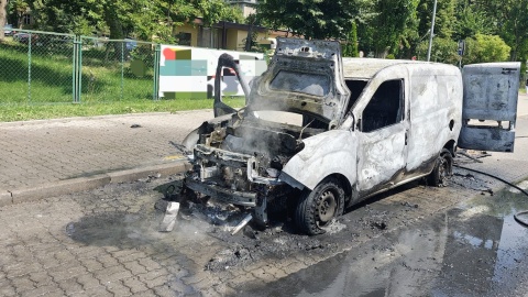 Pożar osobówki na ul. Jagiellońskiej w Bydgoszczy. Ruch w stronę centrum był wstrzymany