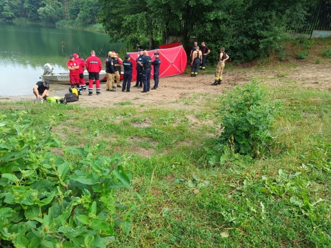 Tragiczny finał akcji poszukiwawczej na Jeziorze Dzikowskim pod Toruniem [zdjęcia]