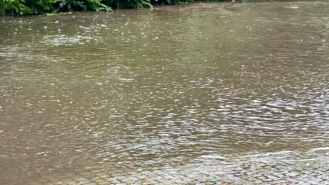 Burze przechodzą nad regionem. Bydgoskie ulice znalazły się pod wodą
