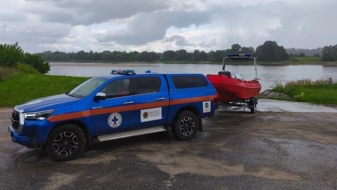 Ktoś znalazł nad rzeką ubrania 21-latka. Na poszukiwania ruszyło WOPR i komendant policji