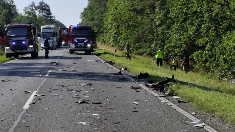 Śmiertelny wypadek na DK10 w Cierpicach. Samochód osobowy uderzył czołowo w ciężarówkę