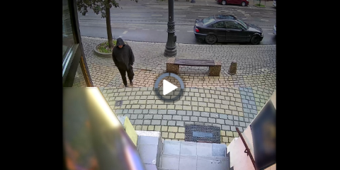 Policja poszukuje. Znasz tę osobę Upubliczniono nagranie z monitoringu [wideo]