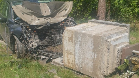 Wypadek na DK91 pod Włocławkiem. Auto wypadło z drogi i uderzyło w kapliczkę