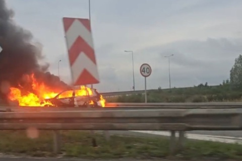 Pożar samochodu na autostradzie A1 w Pikutkowie. Trzy osoby są ranne