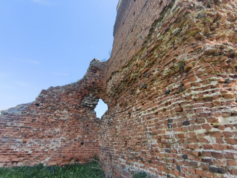 Ruiny zamku w Bobrownikach działają jak magnes. Gmina z bogatą historią w Wakacyjnym przewodniku po regionie