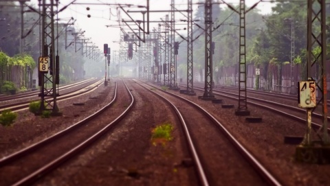 Ciężko ranny mężczyzna znaleziony przy torach kolejowych pod Toruniem. Stracił obie stopy