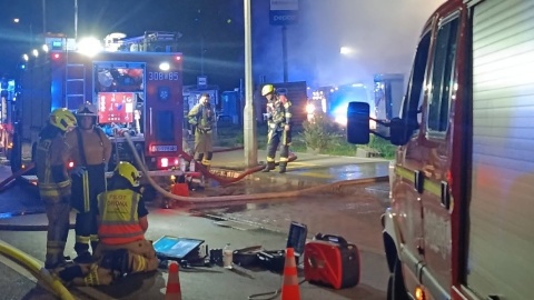 Płonęły sklepy i apteka na bydgoskim Szwederowie. Wielki pożar przy ul. Kossaka [wideo]
