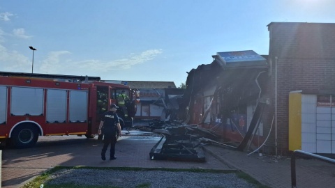 Spłonęły sklepy i apteka na bydgoskim Szwederowie. Wielki pożar przy ul. Kossaka [wideo, zdjęcia]
