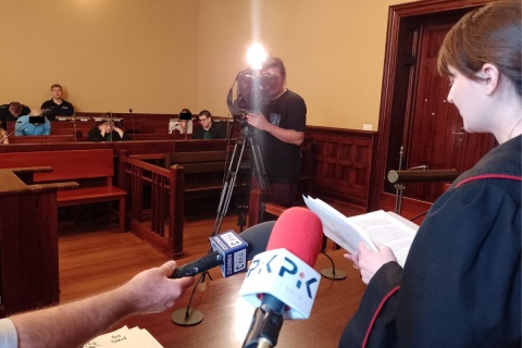 Rozpoczął się proces w sprawie porwania i pobicia. Zadali mężczyźnie cios kajdankami