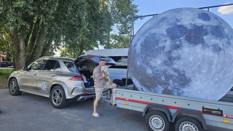 Księżycowa podróż przez Polskę. Instalacja ma zwrócić uwagę na chore dzieci i na pałac