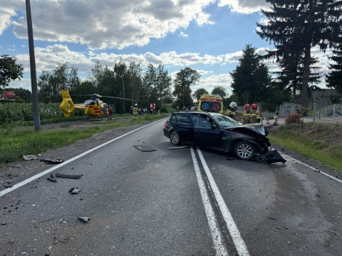 Jedna osoba jest ranna po czołowym zderzeniu aut w Elzanowie. Droga nieprzejezdna [zdjęcia]
