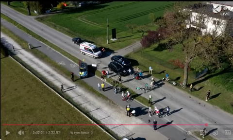 Poważny wypadek na trasie wyścigu kolarskiego w regionie. Kraksę widać na tym wideo [NAGRANIE]
