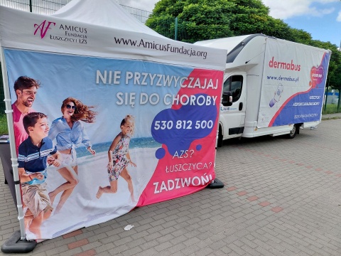 Tej chorobie można się dobrać do skóry Po to były bezpłatne badania w toruńskim dermobusie