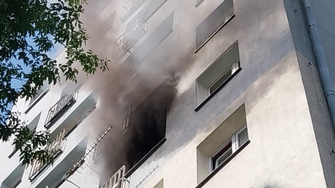 Pali się mieszkanie w bloku na ul. 3 Maja w Bydgoszczy. Ewakuacja mieszkańców