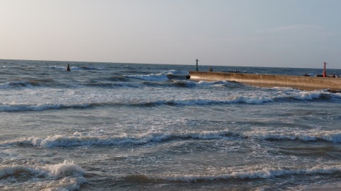 Zakaz wchodzenia do Bałtyku na wielu plażach. Sprawdź, gdzie nie można się kąpać