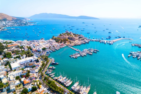 Bodrum czy Alanya - gdzie lepiej pojechać na wakacje Porównanie najpopularniejszych kurortów Turcji [reklama]