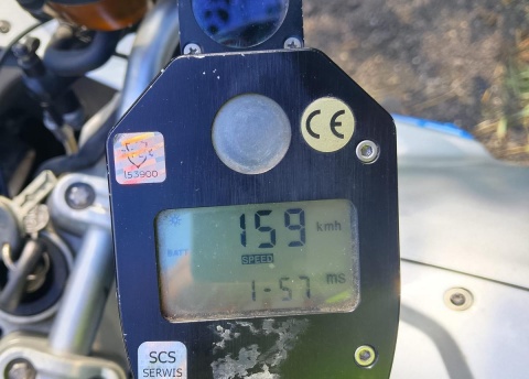 Pędził 159 kmh po drodze wojewódzkiej niedaleko Piotrkowa Kujawskiego. 22-latek pożegnał się z prawem jazdy