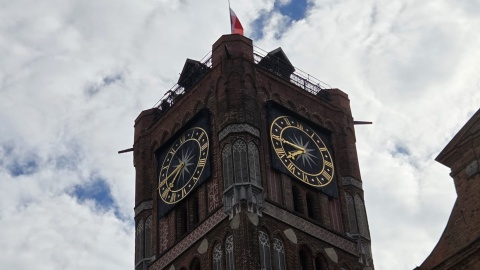Na słynnej wieży w Toruniu czas stanął. Pogoda zatrzymała wiekowy zegar