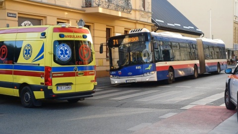 Pieszy wpadł pod autobus przy ul. Śniadeckich w Bydgoszczy. Trwa akcja ratunkowa [zdjęcia]