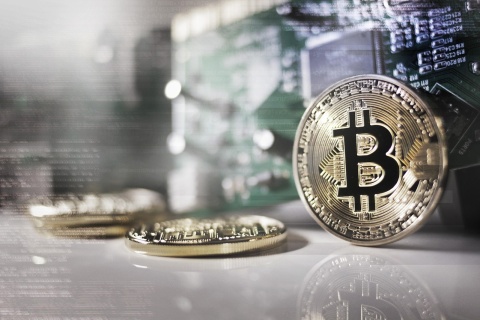 Fikcyjnie obracali bitcoinami i oprogramowaniem komputerowym. Jest akt oskarżenia