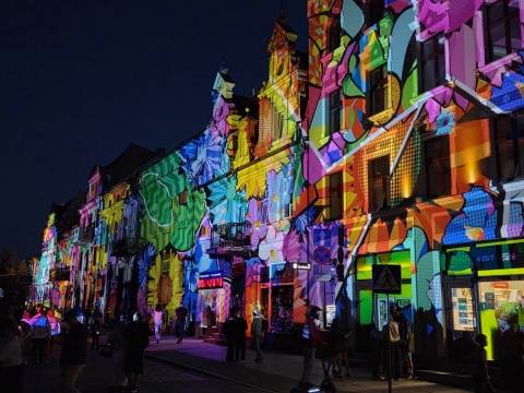 Festiwal Światłoczuły w Chełmnie czas zacząć. Artyści z kraju i zagranicy przygotowali wyjątkowe iluminacje [zdjęcia]