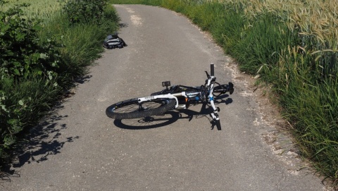W czasie wyprzedzania potrącił rowerzystów i uciekł. Policja szuka kierowcy busa