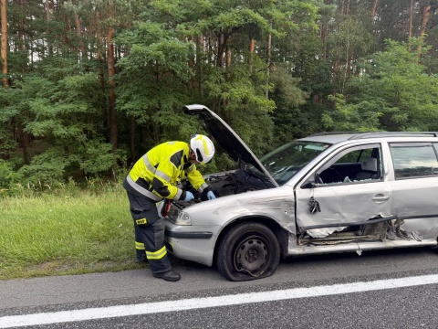 Poważny wypadek na DK 10 niedaleko Bydgoszczy. Motocyklista jest ranny [zdjęcia]