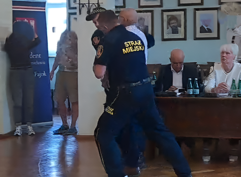 Prezydencka pensja w górę - emocje też. Straż miejska na sesji w Inowrocławiu