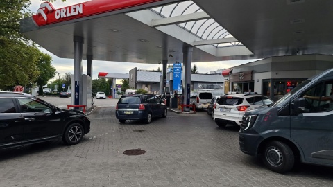 Kolejki na stacjach paliw - 1 września kończy się rządowy program obniżek cen [sonda]