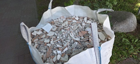 Jak zatrzymać plagę dzikich wysypisk Toruńskie MPO rozdaje darmowe BIG BAGI