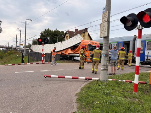 Utrudnienia w regionie po zderzeniu pociągu z ciężarówką na przejeździe w Gdańsku [zdjęcia]