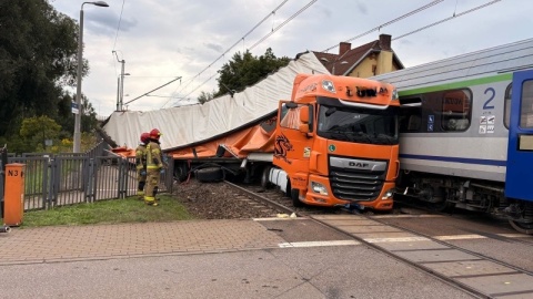 Utrudnienia w regionie po zderzeniu pociągu z ciężarówką na przejeździe w Gdańsku [zdjęcia]