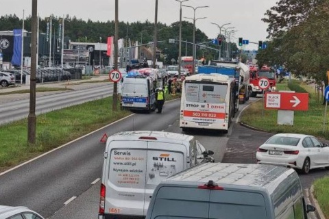 Karambol na ul. Fordońskiej w Bydgoszczy. Zderzyły się osobówki i cysterna z gazem