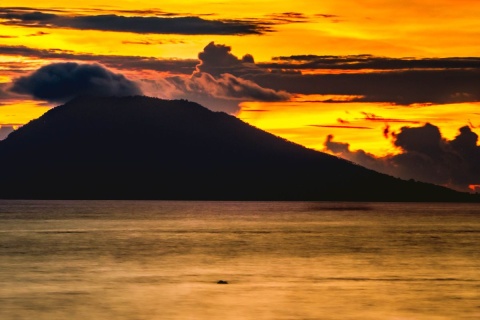 Erupcja wulkanu Anak Krakatau sparaliżowała ruch lotniczy w Indonezji