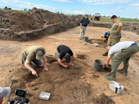 Unikatowy pochówek szkieletowy na Kujawach. Odkrycie archeologów w Wierzbiczanach [zdjęcia]