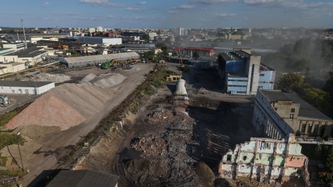 100-metrowy komin przeszedł do historii. Zniknął z krajobrazu Bydgoszczy [wideo, zdjęcia]