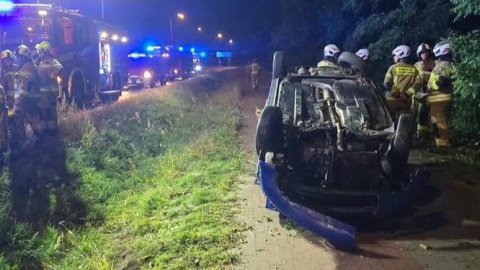 Wypadek pod Nową Wsią Wielką. Jedna osoba trafiła do szpitala po dachowaniu auta