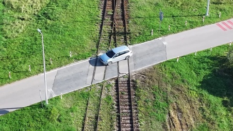 Przejazd kolejowy pod okiem policjantów. W Ostromecku posypały się mandaty [wideo]