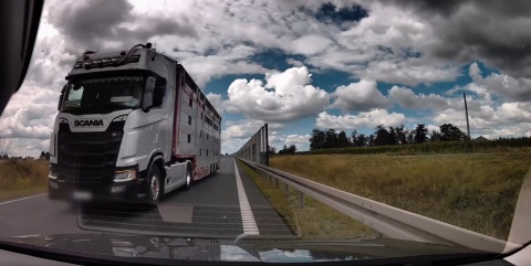 Kierowca ciężarówki podczas wyprzedzania jechał na czołówkę. Zepchnął auto na bariery [wideo]