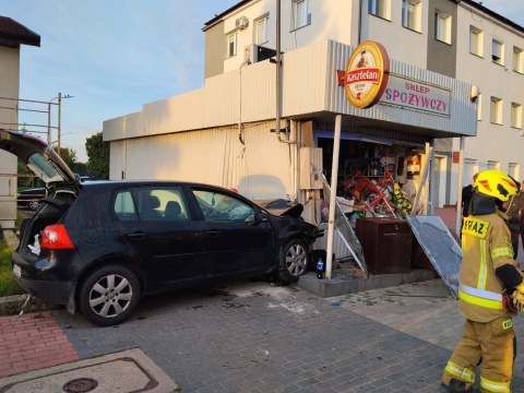Poważny wypadek w Lubieniu Kujawskim. Samochód uderzył w budynek. Pasażerka jest ranna