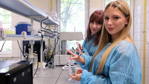 Lekcja chemii w uczelnianych laboratoriach. Collegium Medicum zaprosiło młodzież na warsztaty