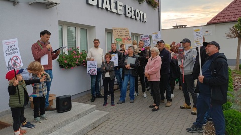 Mieszkańcy Białych Błot protestują. Nie chcą, aby obwodnica przebiegała blisko domów [wideo]
